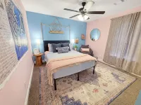 The Gulfport Muse-Artistic Getaway-Walk to Beach- Firepit! - Boutique