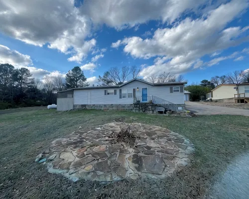 Pet friendly, private dock, 3 bedroom home in Porum, OK. Walk to Lake Eufaula. Hotels in McIntosh County