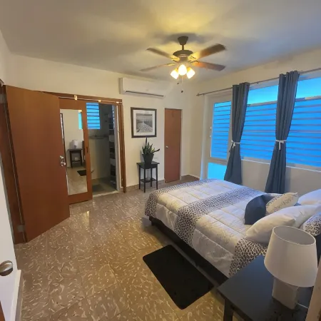 Casita Reina #2 Renovated, close to beach, private patio, 2 mi to airport