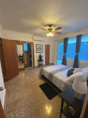 Casita Reina #2 Renovated, close to beach, private patio, 2 mi to airport - 2 星級