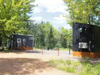 Moonbase Tiny Home - Io Hotel di Merrill
