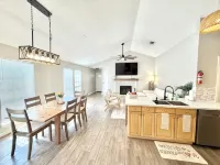 Charming 3-bedroom house in delightful Lewisville with AC, WiFi - Homestays