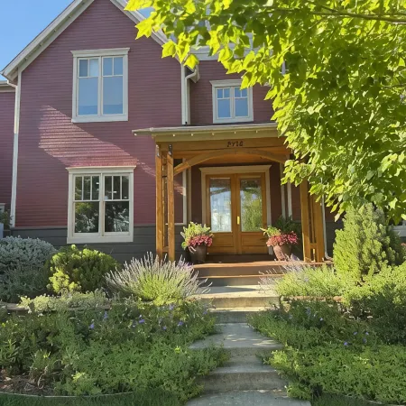 5-Bedroom Pet-Friendly Lake Home with Mountain View