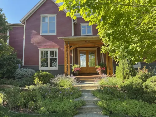 5-Bedroom Pet-Friendly Lake Home with Mountain View - 4-Star