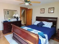 Entire home in quaint neighborhood -walk to restaurants and close to everything! โรงแรมในรอเชสเตอร์