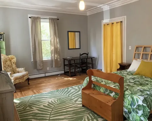3 Beds in Roomy Apt - UNH, Portsmouth, Dover Hotels in Dover