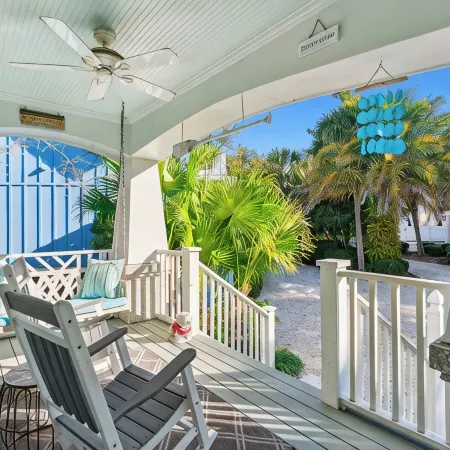 St Simons Coolest Dog Friendly Beach Bungalow with Private Heated Pool/Hot Tub!
