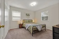 3Br Home Near Southside Complex, Fast WiFi, Fenced Yard, Sleeps 6 - 3-Star