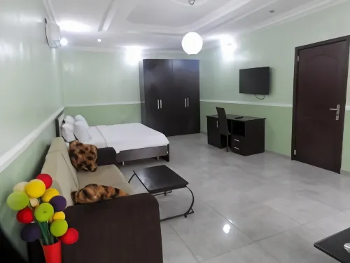 Moongate Hotel and Suites - parking