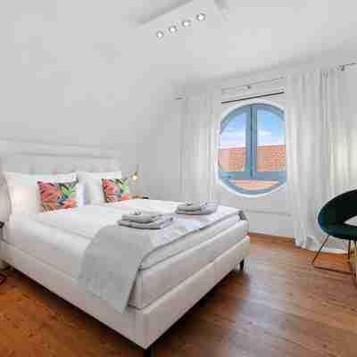 HELLOFLATS: Luxury Penthouse / Balcony / Parking / Center / Therme / MUC Airport Rooms