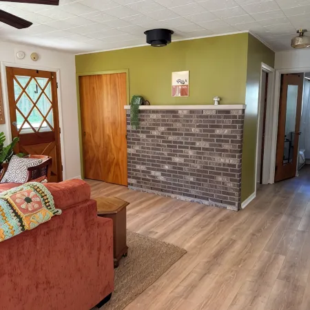 Cozy acorn cottage w/ lake view