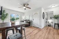 Near Hsu, Acu & Hendrick ~ Clean ~ Charming Cottage  ~ New Discounts ~ Pets - บังกะโล