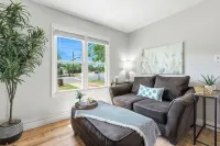 Near Hsu, Acu & Hendrick ~ Clean ~ Charming Cottage  ~ New Discounts ~ Pets - บังกะโล