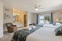 Spacious Lakefront Retreat 6Br, 7BA Private Dock Perfect for Family Reunions - Homestays