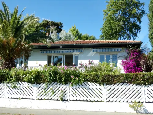 Apartment in villa in residential and quiet area, near the beach, center city and shops., - 3 stjerner