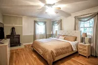Colonial style 5BR/5BA home tucked in a private, wooded setting w/pool & hot tub - 4つ星