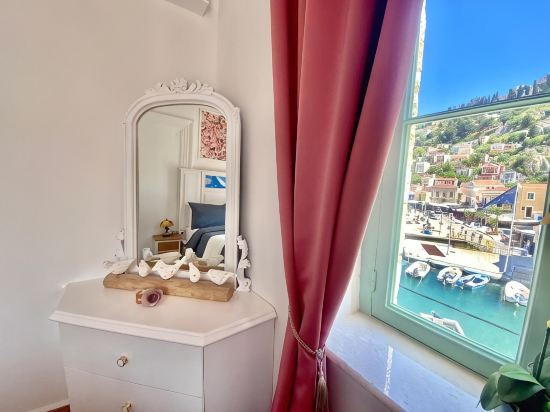 “Athenas” Neoclassic Harbour View Apartment