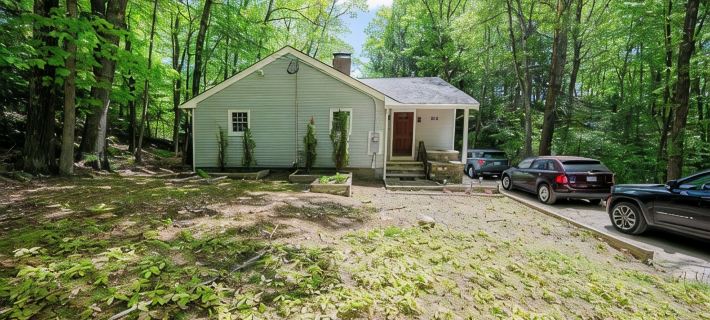 Private Beach Lake House! Kayaks, Sunset, Firepit Hotels in Strafford County