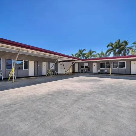 Shell Motel (Pearly Shell Motel)