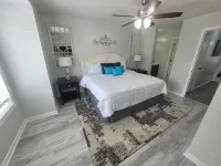 Stylish Remodeled Townhouse - Balcony