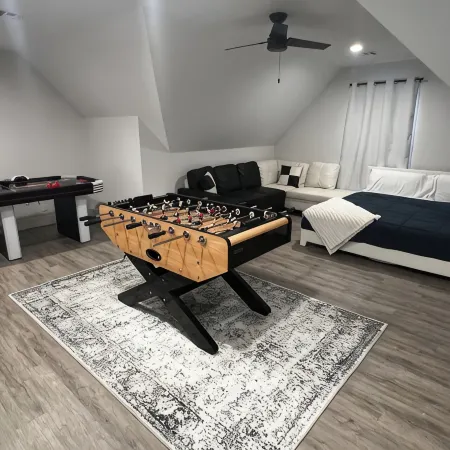 Modern Family Getaway! Heated Pool, Hot Tub Theatre Room, Game Room!