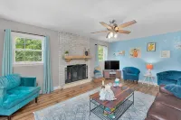 Bright & Cheery Bungalow - Mins to Downtwn Fort Mill - Wifi