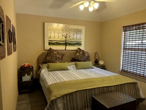 Beautiful lakefront house in 3 acre private woods