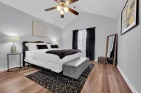 Plush Two Bedroom Retreat. A Home Away From Home! - 4 tähden