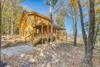 Family Retreat in This Gorgeous Log Cabin Overlooking the Arkansas Grand Canyon! - Hytter