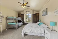 Hot Tub Game Room. Sleeps 17. You Tube TV. 20 minutes to Zions Natl Park - 4-Star