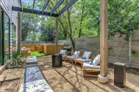 7 Bdrm Compound DT Austin I Clubhouse I Pools Available I Sxsw Top Spots! - Bungalow