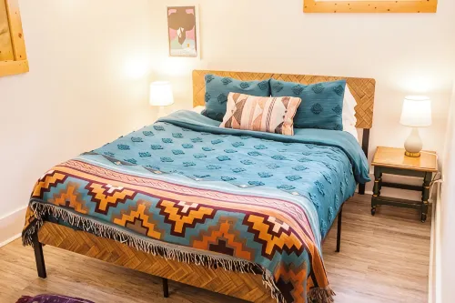 Downtown 3 BDRM Charming Casita - 방갈로