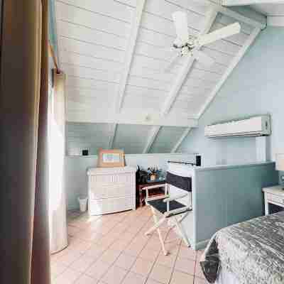 2-Bed Loft-Style Condo on the Water, WiFi, Pool, AC; Walk to Restaurants & Beach Rooms