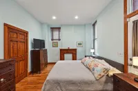 Large Executive 1st Floor Apartment with Chefs Kitchen! - Condos