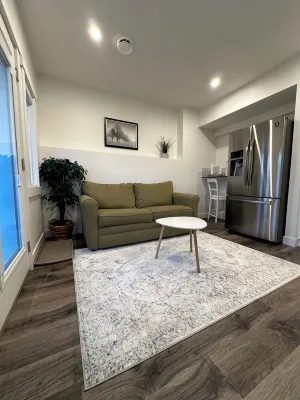 Juanu’s Cozy Cove - Walkout Basement SuiteFamily Friendly15mins from Airport - Apartments