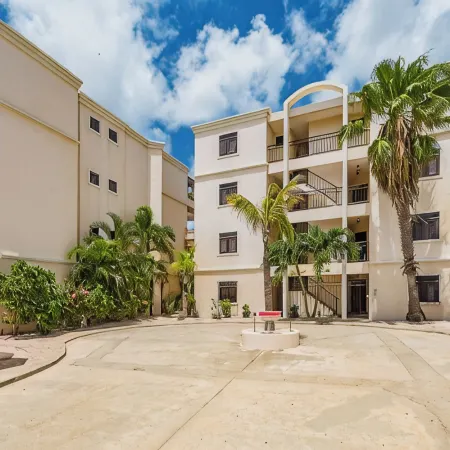 Waterfront Condo, shared pool,walking distance to town steps away from the Ocean