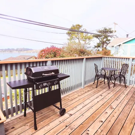 Cozy Studio Cottage with Harbor View/Spacious Full Kitchen & Pet Friendly
