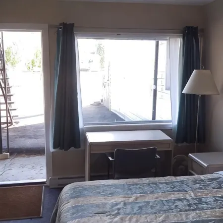 Bay Lake Inn - Frontiersman Motel