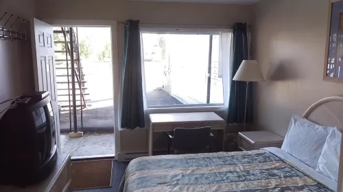 Bay Lake Inn - Frontiersman Motel - Motels