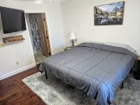 Serene & private getaway 5 min. from EVL. 4 beds, 2.5 baths, sleeps 14, hot tub. - 무료 와이파이