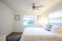 Charming 4-bedroom house with Private Pool near Savannah - Homestays