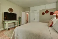 Spacious Historic Estate ~ 5 Min Walk to Hilo & Bay Front - 3-Star