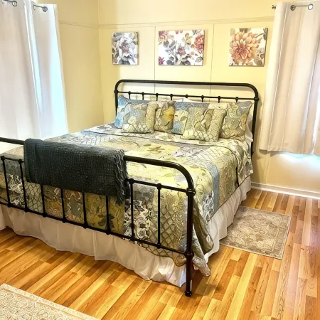 Historic Hilltop Guesthouse - Charming studio/cottage one block from downtown