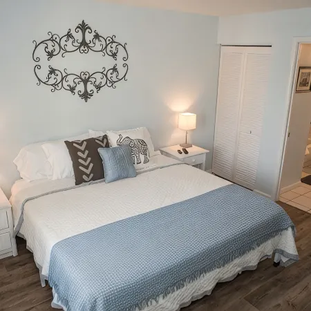 Beautiful Condo steps away from Beach