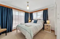 Alice Beside the Sea - 4 Bedroom Upstairs Apartment. - 3-Star