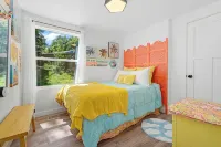 Jaw-dropping artistic mid-century modern home! Close to medical centers - 부티크