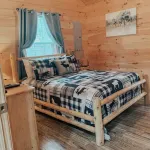 藍麋鹿木屋，距小鎮僅數分鐘 — 山景、熱水浴缸 & 更多！ - 小木屋
