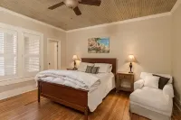 Charming One-Story 3BR 3BA Home Just Off The Oxford Square! Deck and Porch! - Homestays