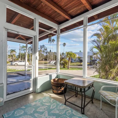 Lobster Louie's Inn - Cozy 2/1 Mins from Beaches. Fenced yard. Pet Friendly.