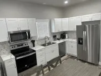 Pet friendly home; adjustable beds; near shopping and restaurants - 4 stjerner